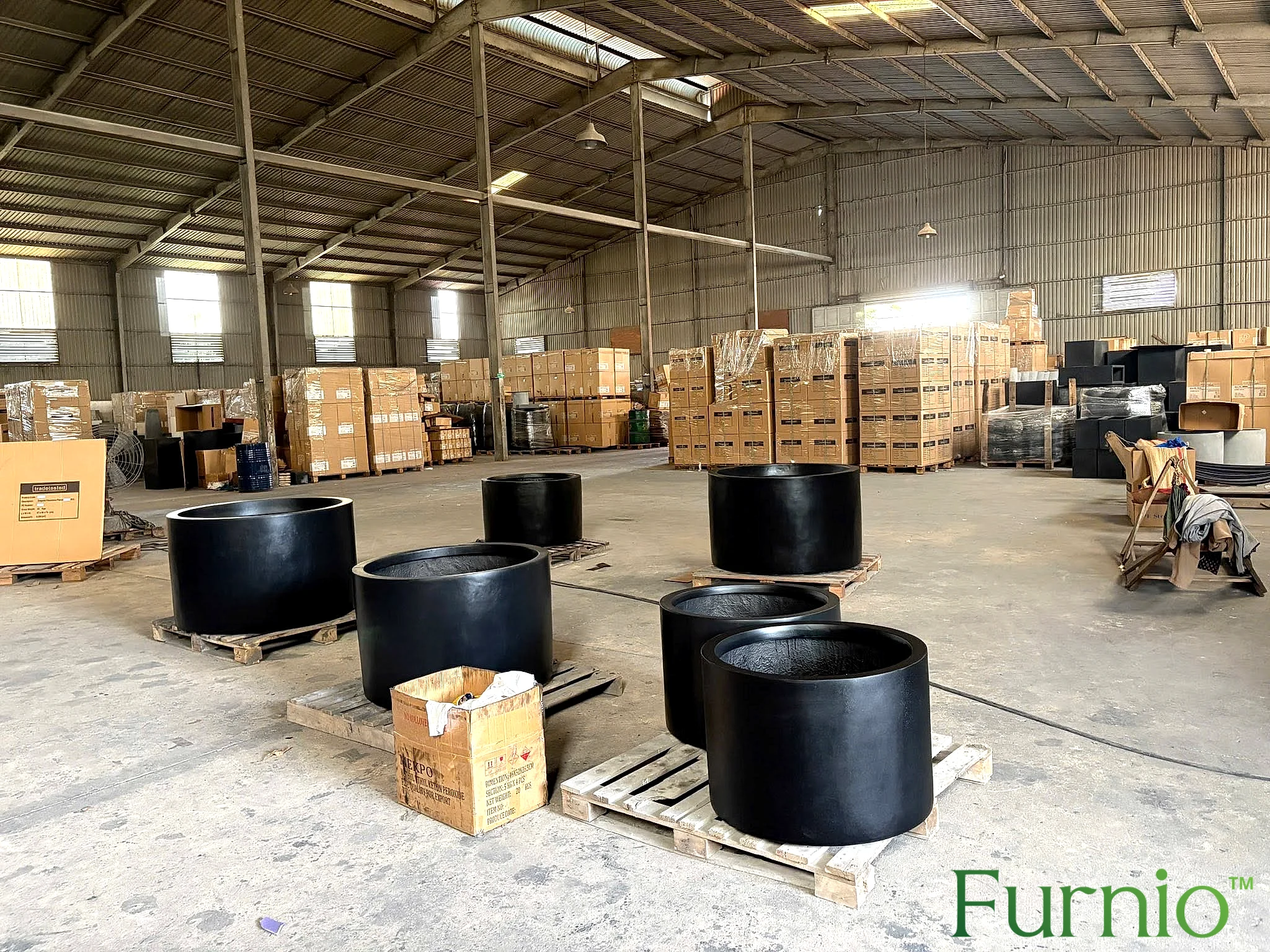 Chậu composite tròn màu đen cỡ lớn tại kho Furnio