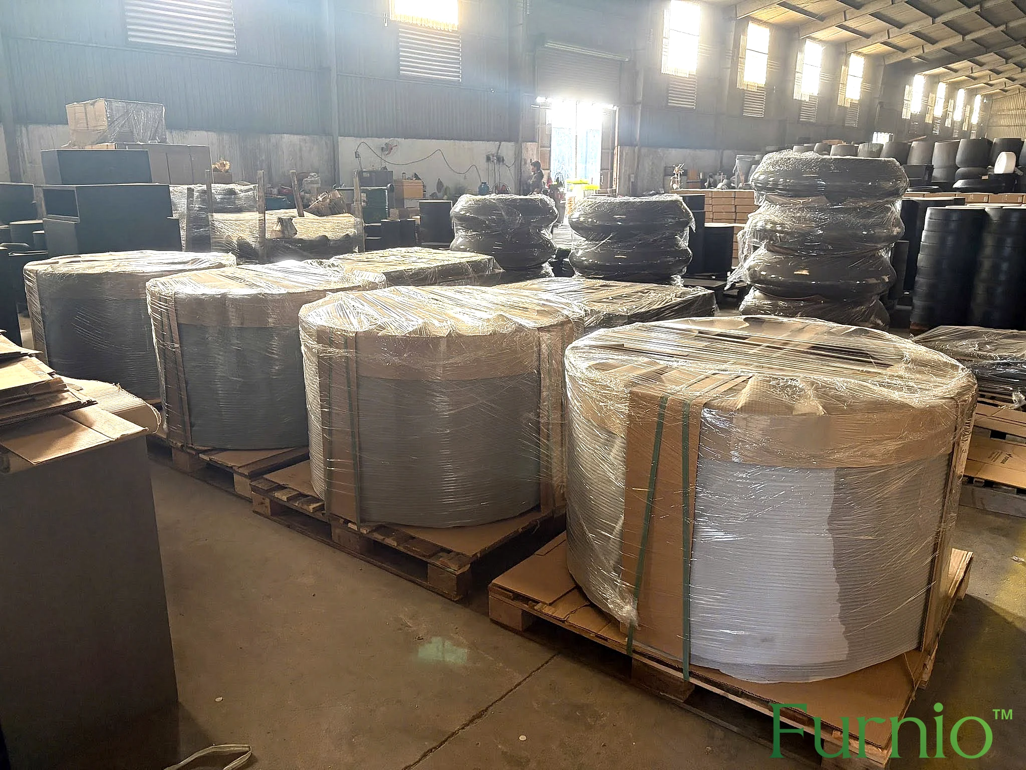 Chậu composite tròn Furnio đóng gói trên pallet chờ giao công trình