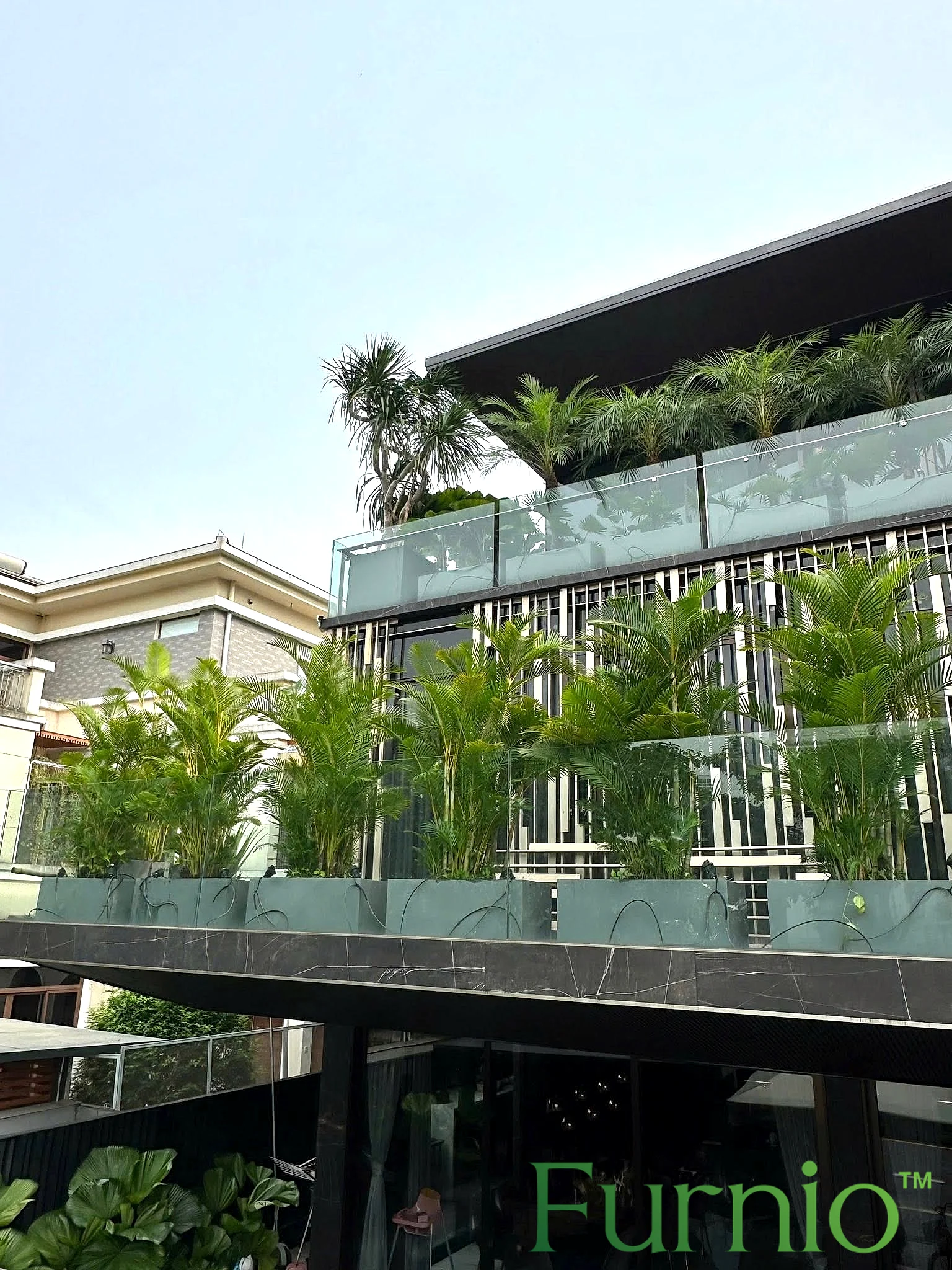 Mảng xanh từ chậu composite phủ dọc mặt tiền villa