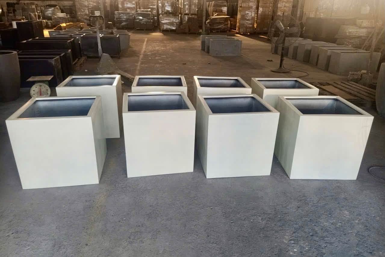 Chậu composite fiberstone vuông màu trắng do Furnio sản xuất